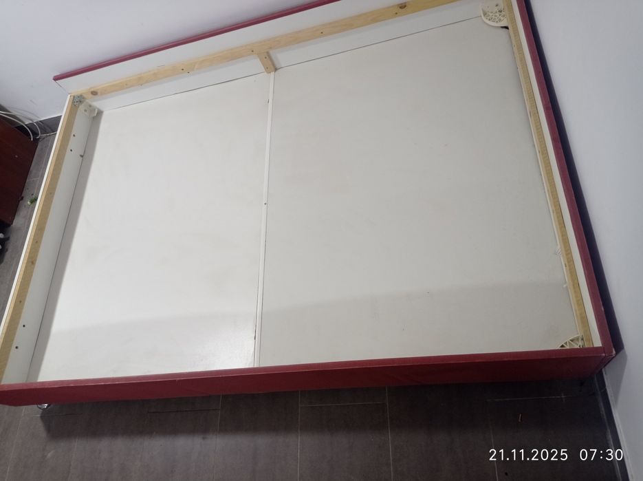 Vând cadru 140x200  pat tapițat cu saltea arcuri 330ron