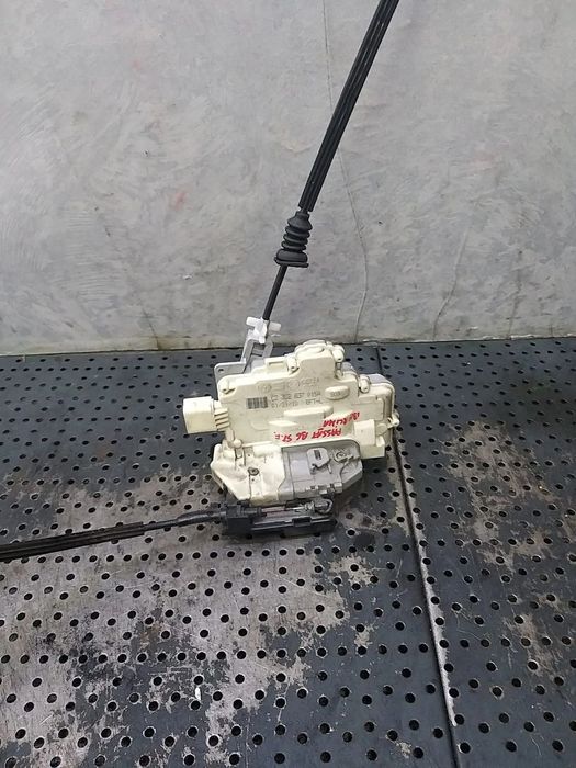 Broasca usa stanga fata vw passat b6 3c 3c2837015a