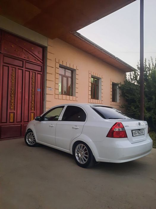 Nexiya 3 R sotiladi