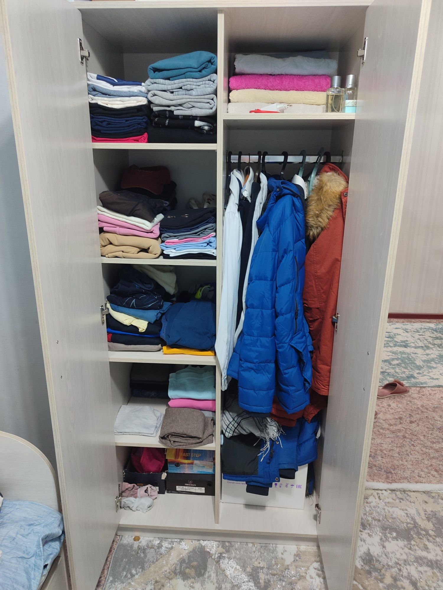 Продам шкаф для детский,прихожку.