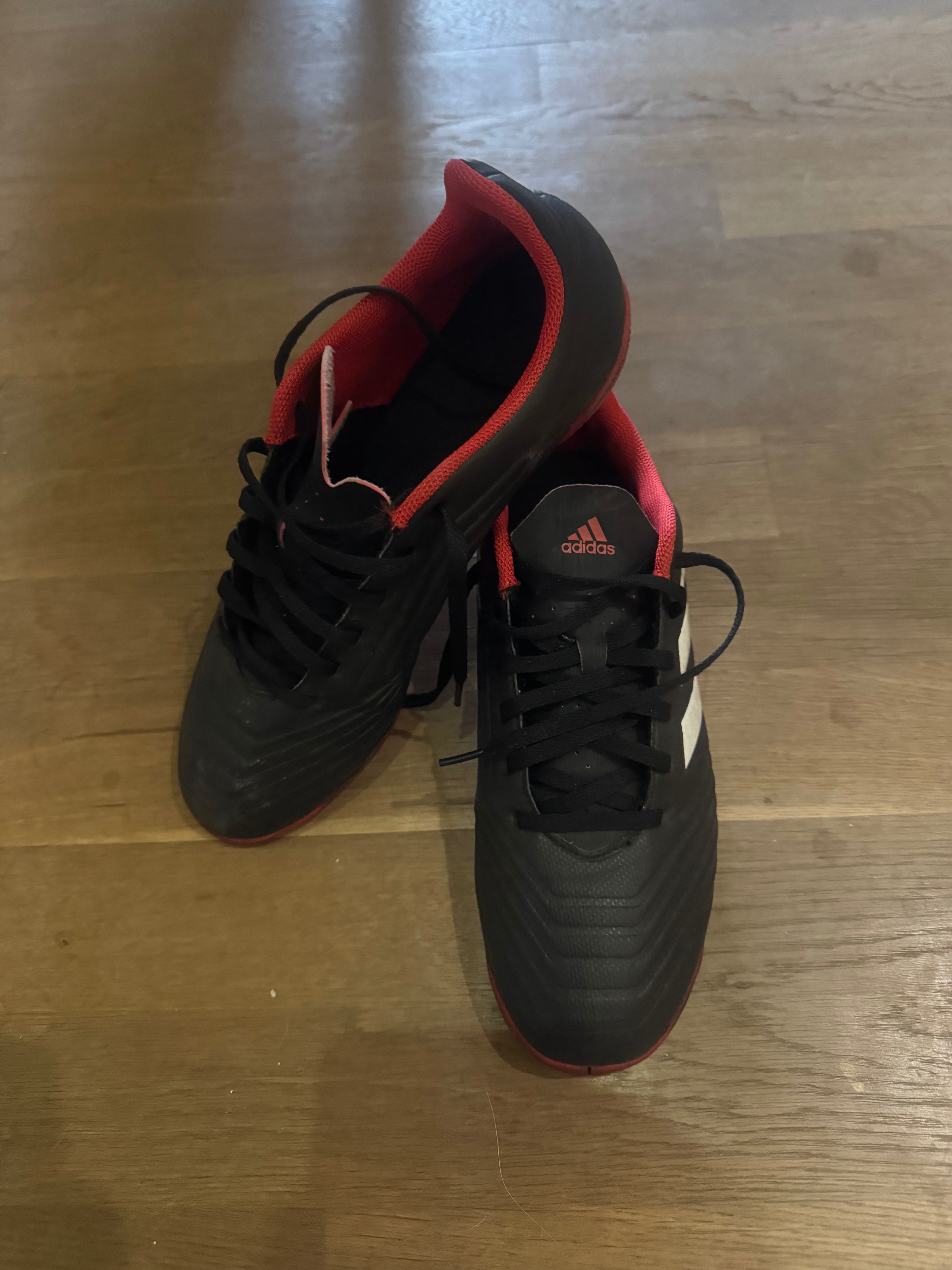 Футболни обувки (стоножки) adidas predator