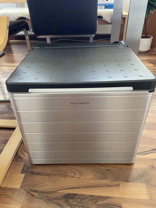 Dometic хладилник на 12/220 волта и газ за къмпинг
