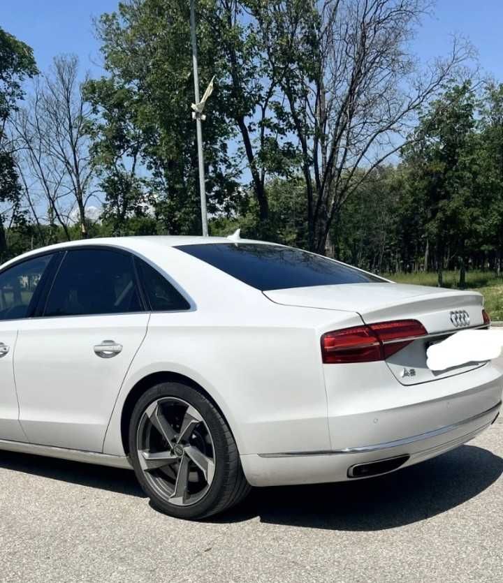 Автомобил Audi A8