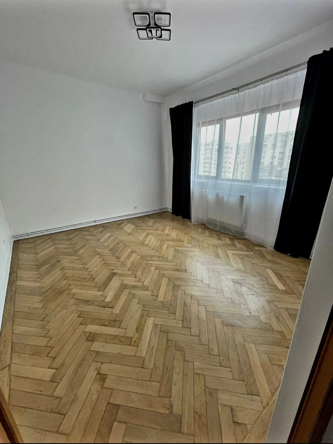 Vând apartament cu patru camere zona piața Muncii