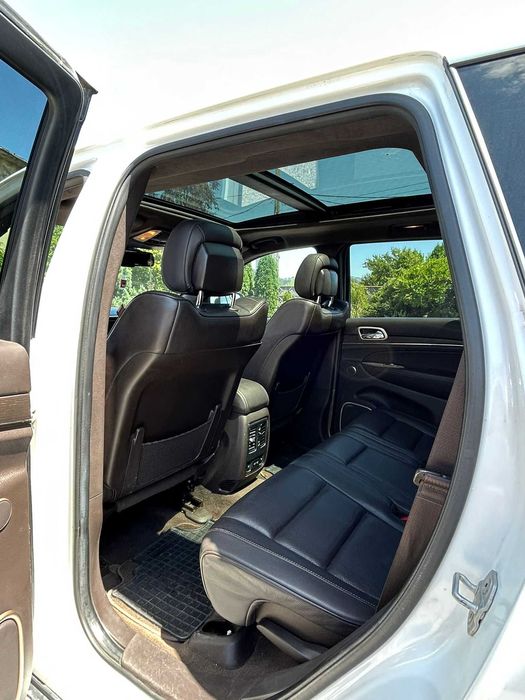 Grand Cherokee Summit