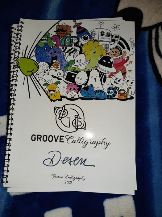Set 4 Caiete Groove Caligraphy cu 2 seturi de pix