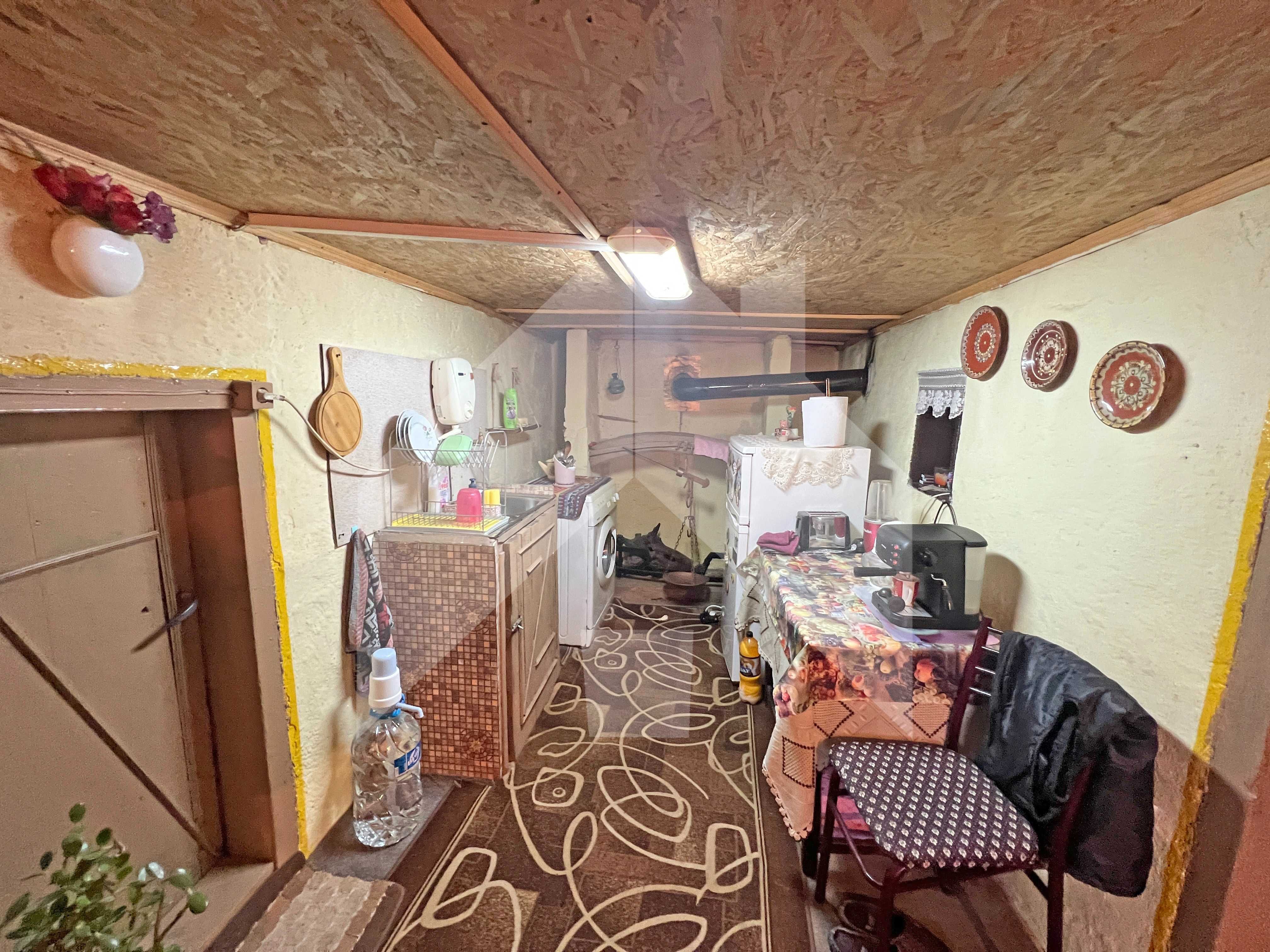 Продава запазена, селска къща с кладенец в село на 10 мин от града.