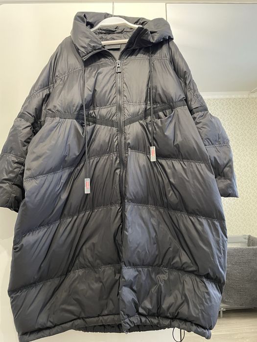 Пуховик теплый , черного цвета, размер оверсайз.
