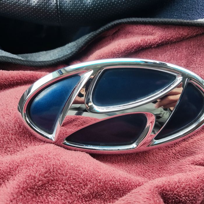 Продам оригинал значок на Hyundai Elantra.