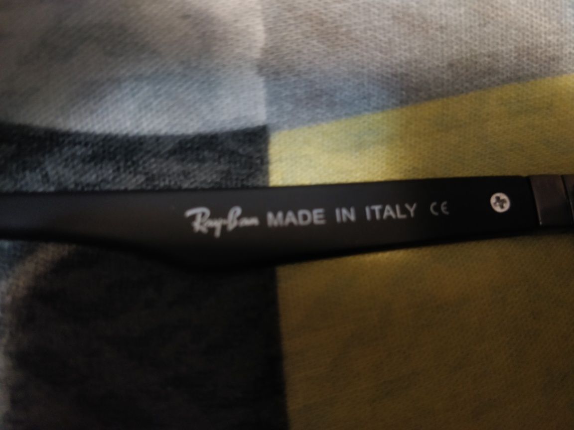 Ochelari de soare Ray Ban, în parteneriat cu Scuderia Ferrari