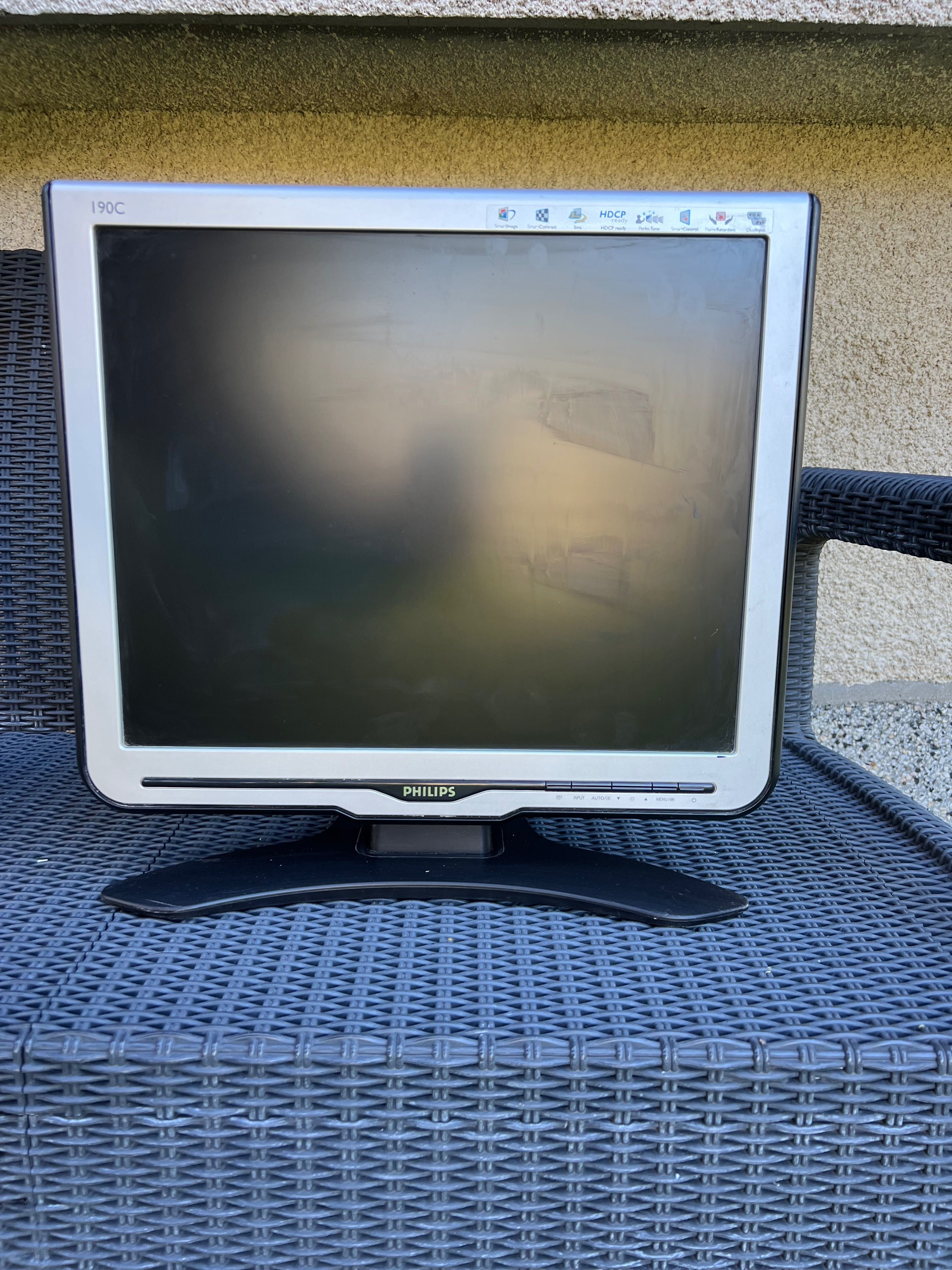 Продавам монитор Philips 18
