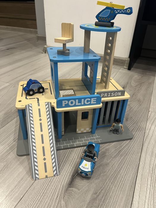 Дървен полицейски участък