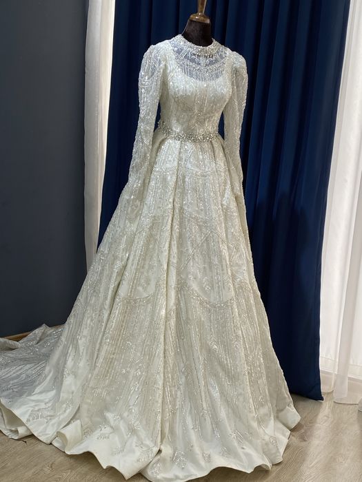 Kiyilgan va yangi kelin koylaklar sotuvda