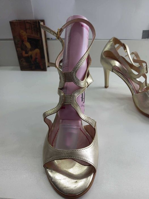 Pantofi noi din piele naturala  39, 40  ,  50 lei  rochii noi 50 lei