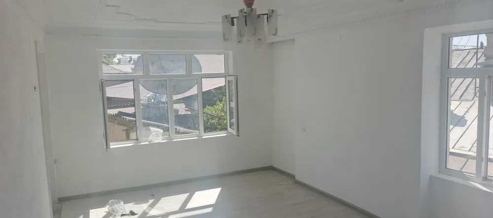 Срочно сдается дом 2 этажа,4 комнаты,3 сотки.Азербайджанский центр.