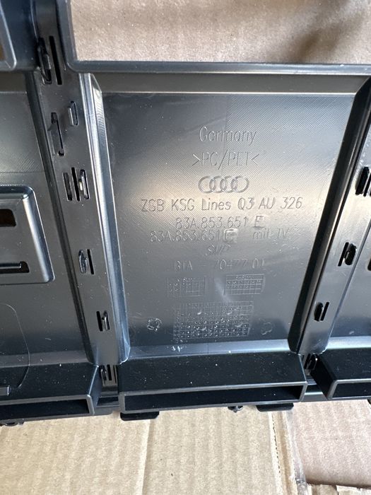 Grila Negru lucios AUDI Q3 F3 S-LINE cod 83a853651 Originala !