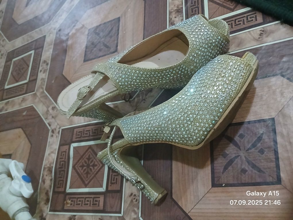 Yangi TUFLI  poshnali toshli