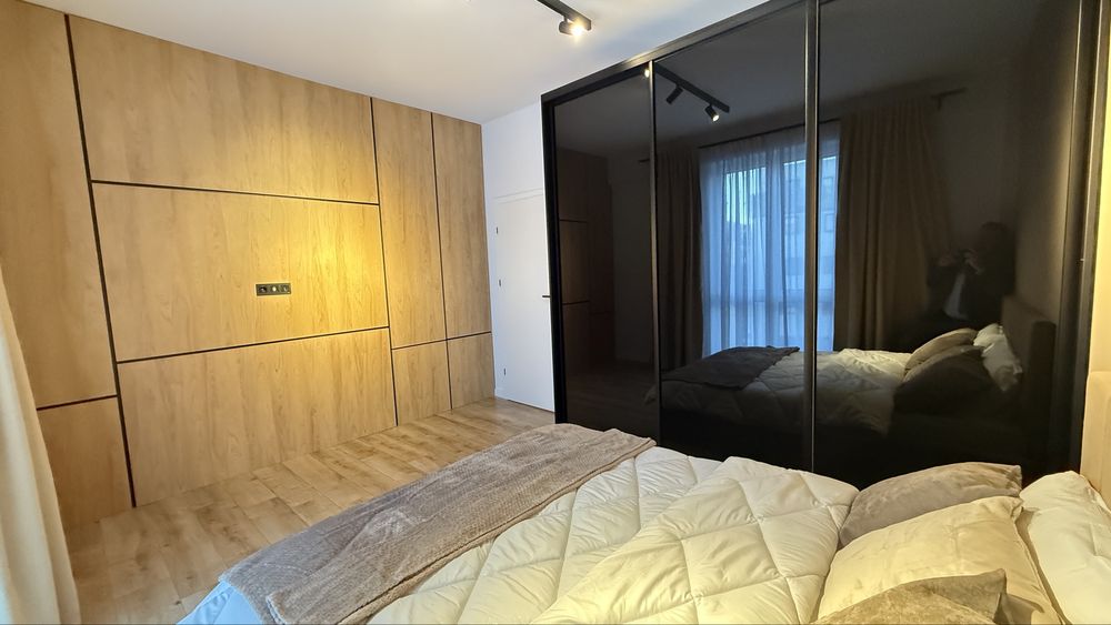 Persoana fizica vand Apartament 2 cam Lux,zona VIVO str Razoare