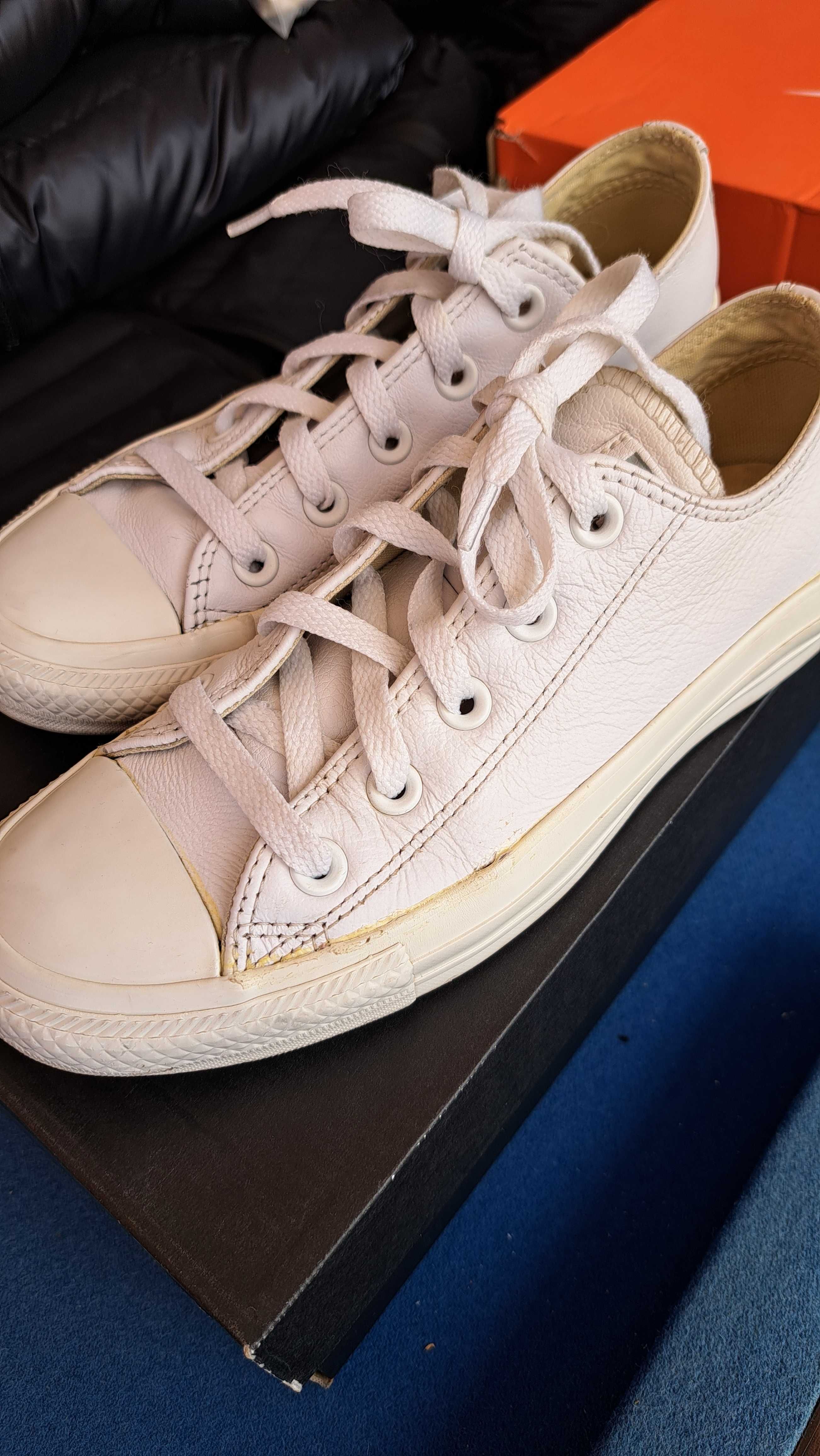Бели кецове Convers