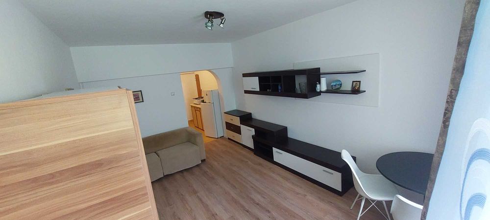 Persoana fizica inchiriez garsoniera.