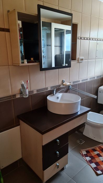 Mobilier baie cu etajera culisanta si lavoar