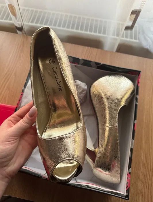 Pantofi aurii cu toc