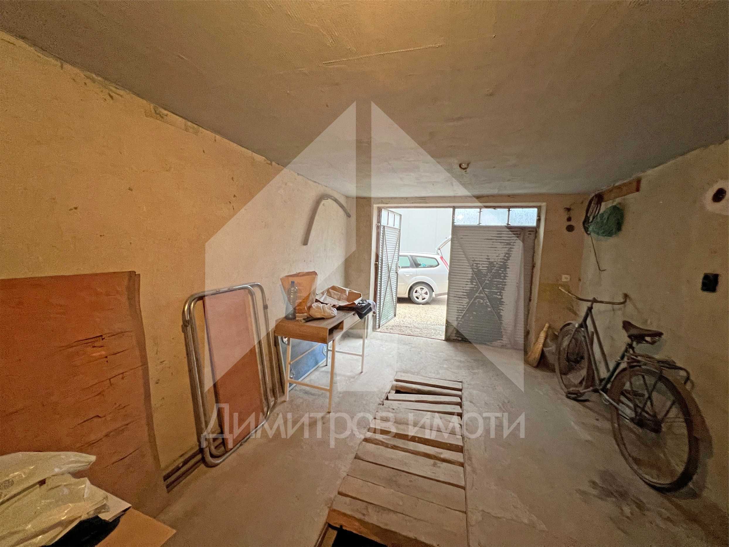 Продава тристаен апартамент 88м2 в тухлена, санирана кооперация.