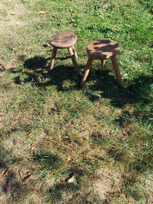 Дървени трикраки столчета.В много добро състояние.На повече от 50годин