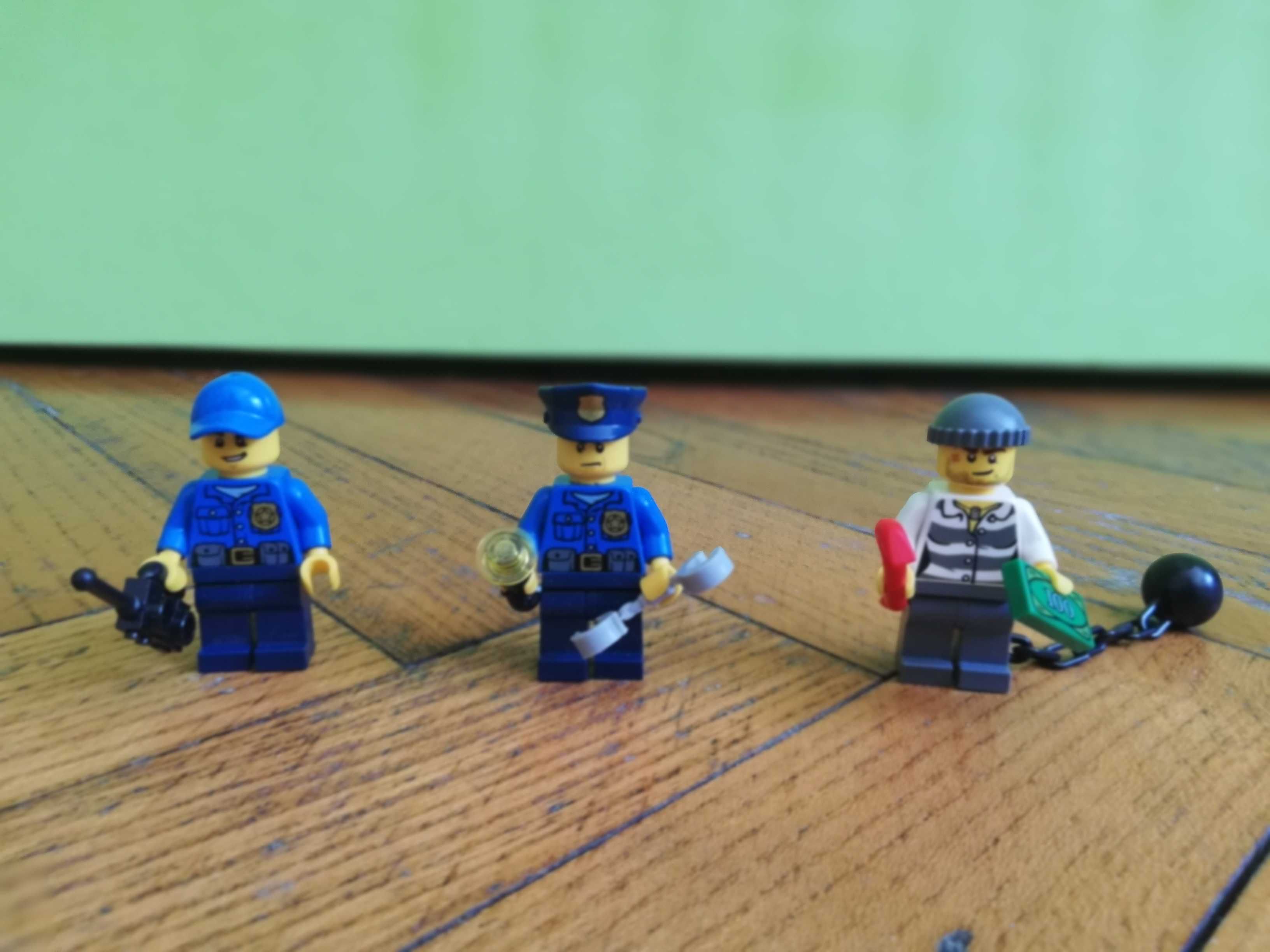 Продавам лего сити Подвижна полицейска станция (60044)