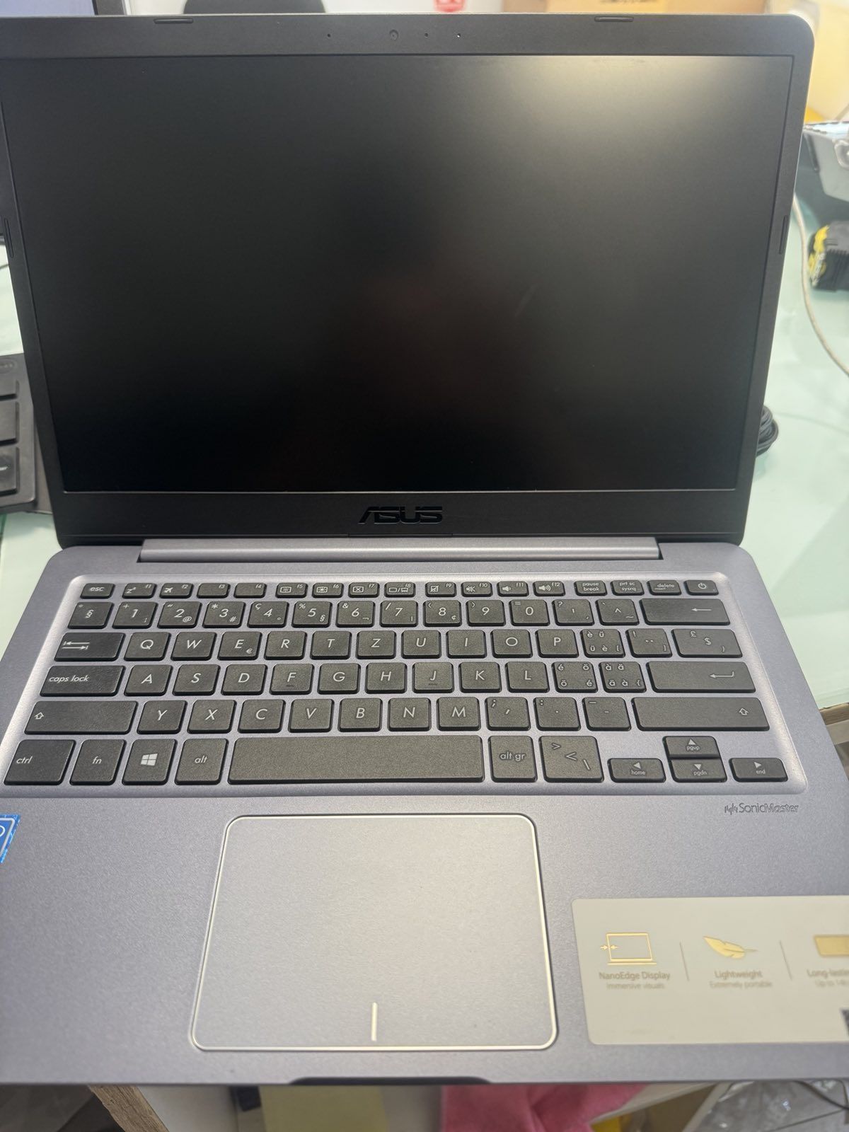 Лаптоп Asus със зарядно