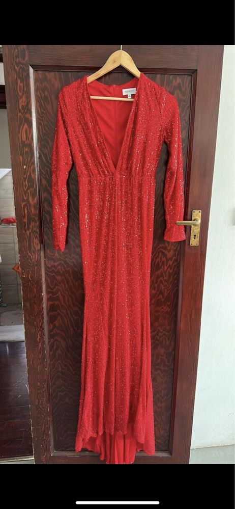 Дълга червена рокля от пайети