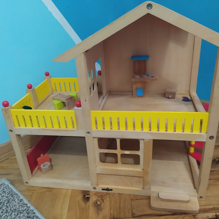 Дървена куклена къща
