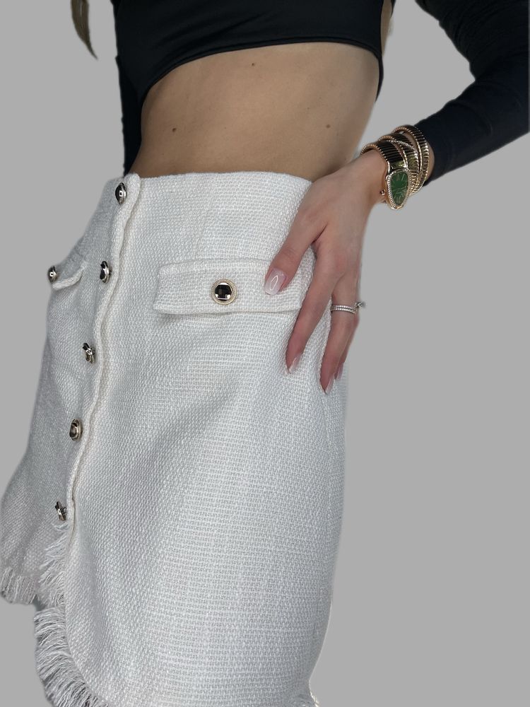 Бяла пола тип Шанел Chanel със златни копчета къса