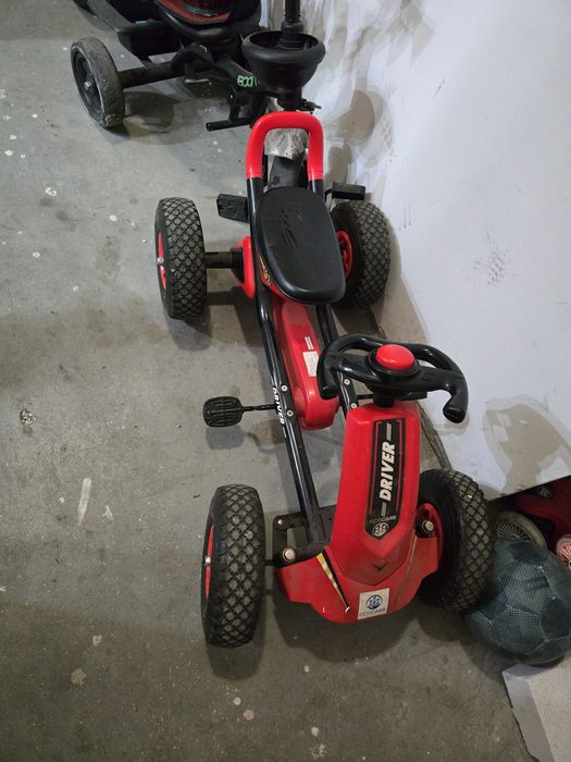 Vand kart cu pedale roșu cu negru