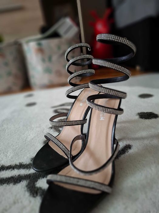 Черни сандали с камъчета