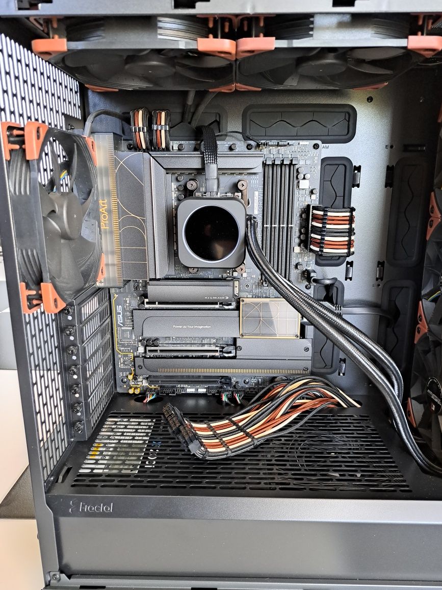 Vand PC neterminat, Build de top - X870E Proart, Fractal Design North