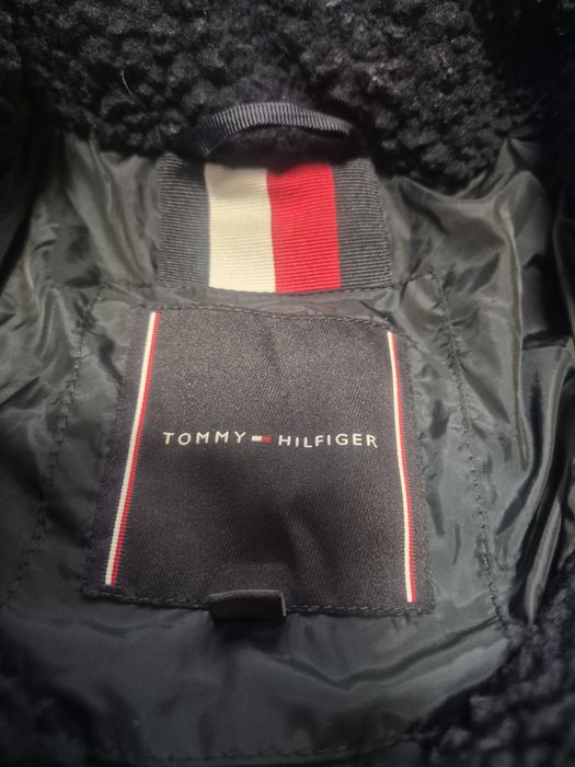 Vând geaca Tommy Hilfiger