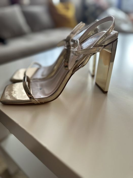 Нови елегантни дамски сандали в златно