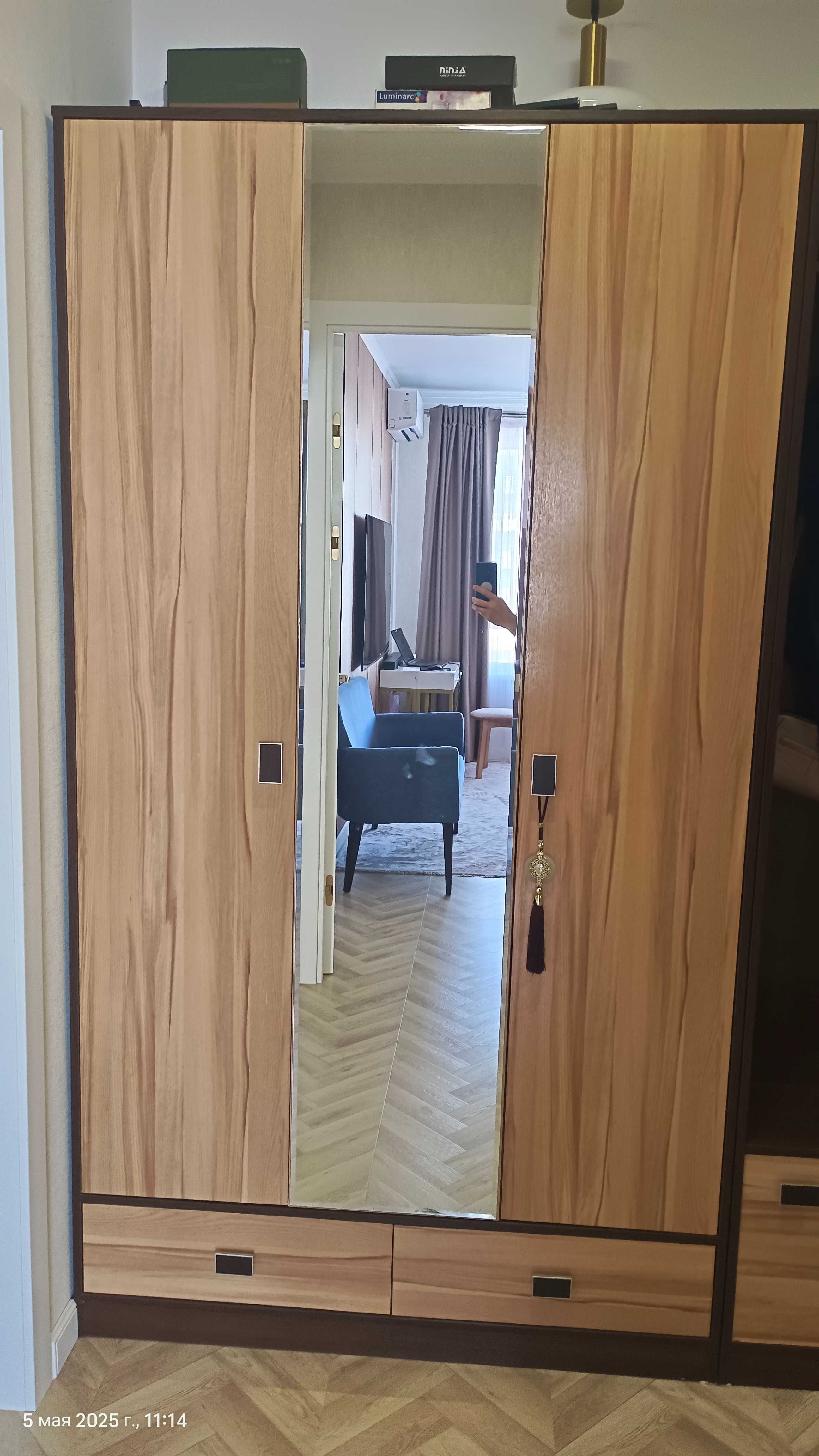 Продам шифоньер для прихожей в хорошем состоянии.