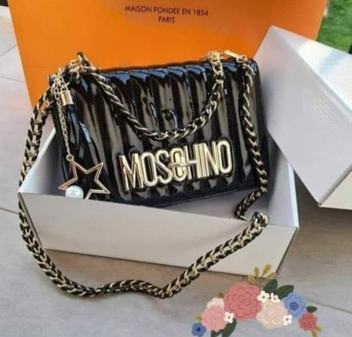 Geanta Moschino, logo metalic auriu, super model import Italia