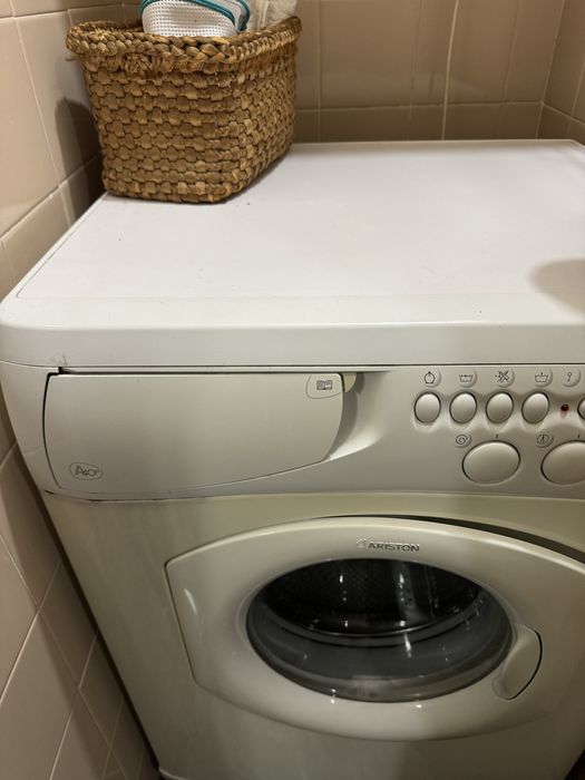 Продавам пералня Аристон