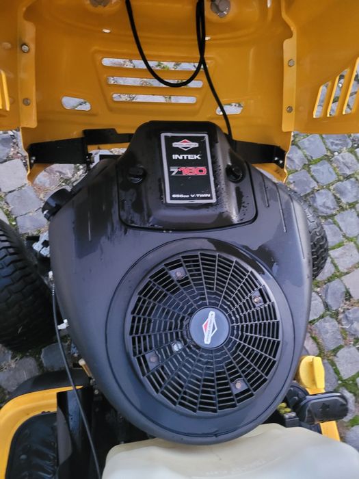 Tractoras tuns iarbă, gazon.