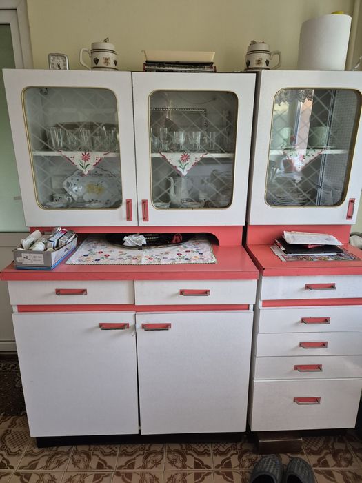 Vand mobilier stare foarte buna folosit, lemn masiv si furnir.