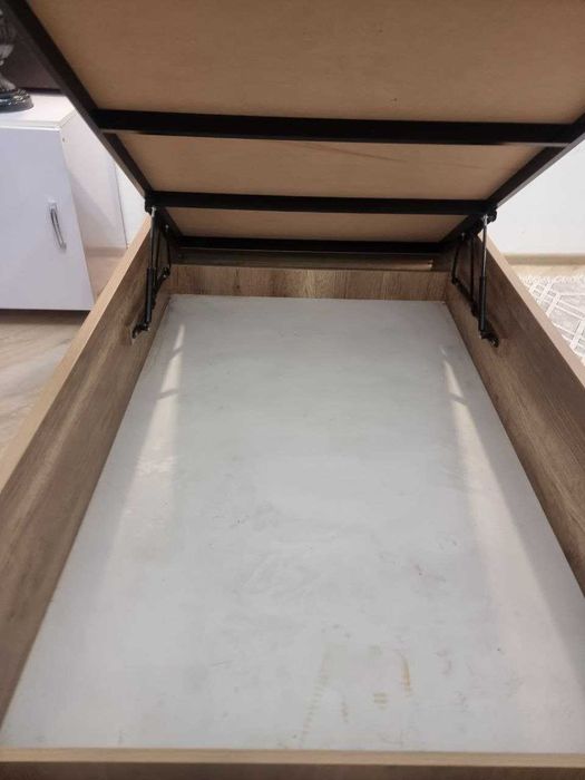 Кровать из дерева