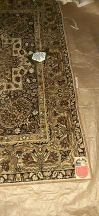 НОВ персийски килим с етикета от времето на соца.