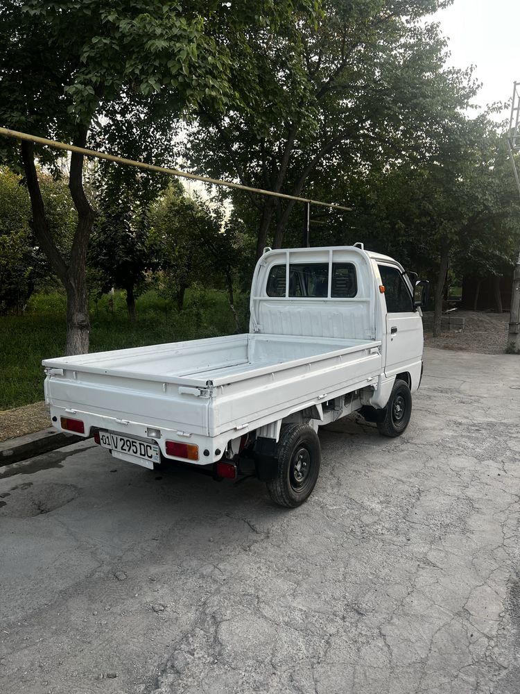 Labo sotiladi. 2023 yil. Kraskasi bor. Yurib turgan moshina. Gazi bor