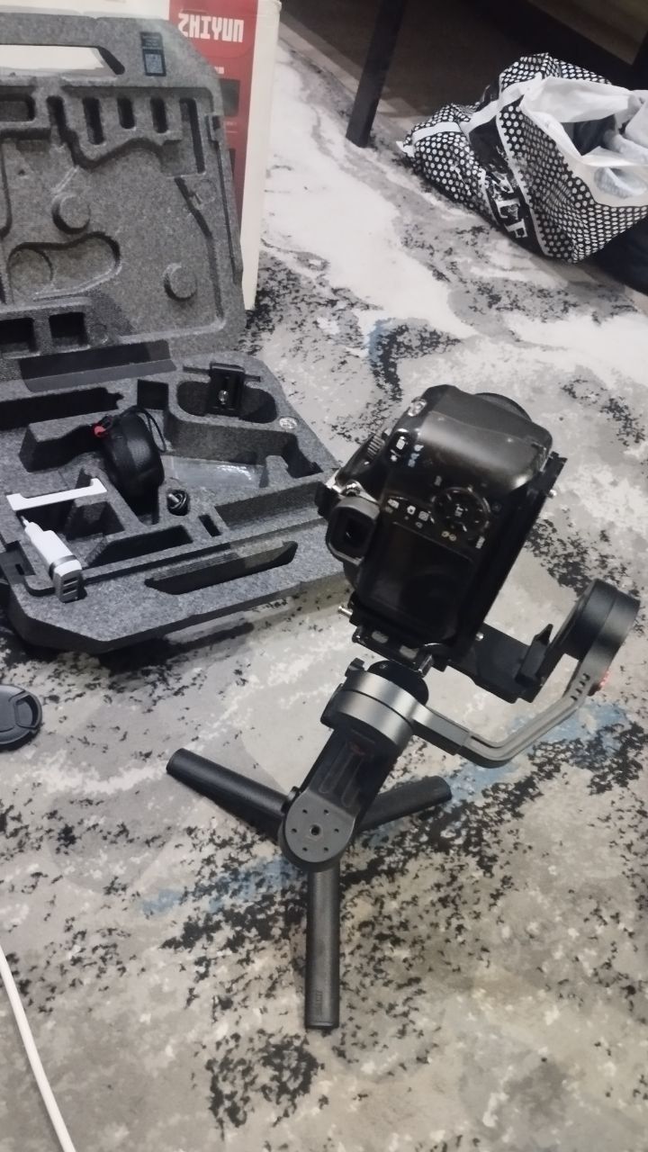 Foto kamera Canon 1100D va Ronin komplekt