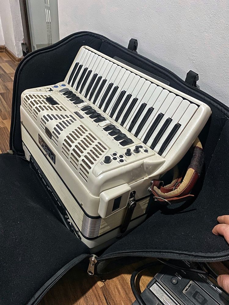 Vand acordeon Roland Fr7x si juzisound 1 cu wirless Panda