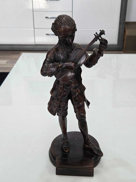 Superba sculptura--Mozart copil cantand la vioara