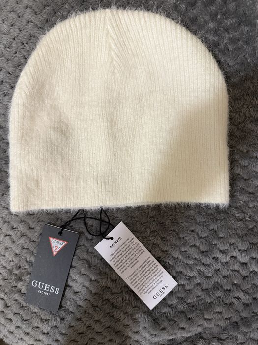 Чисто нова зимна шапка Guess
